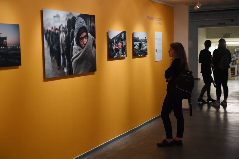 На выставке работ финалистов Международного конкурса фотожурналистики имени Андрея Стенина в Центре фотографии имени братьев Люмьер в Москве