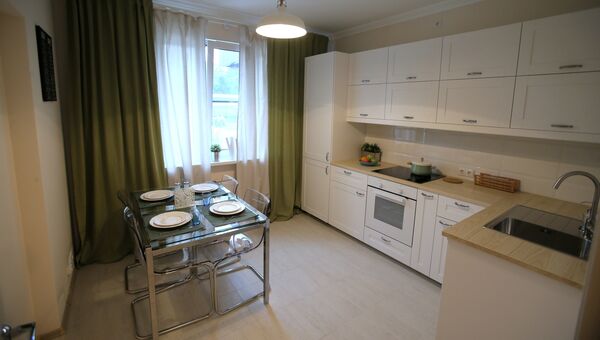 Кухня типовой 1-комнатной квартиры, предназначенной для переселения по программе реновации, в шоу-руме на ВДНХ в Москве. 7 сентября 2017