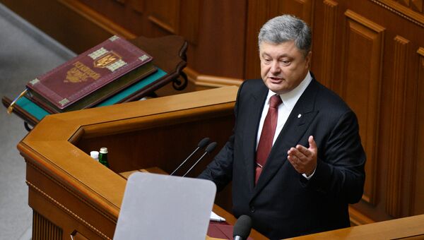 Президент Украины Петр Порошенко во время выступления на заседании Верховной рады Украины в Киеве