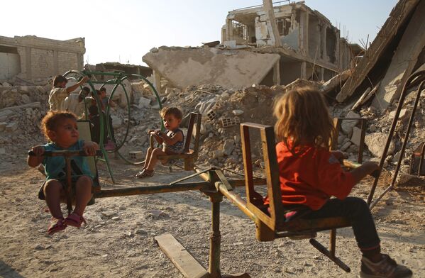 Дети играют на одной из улиц разрушенного города Дума, Сирия