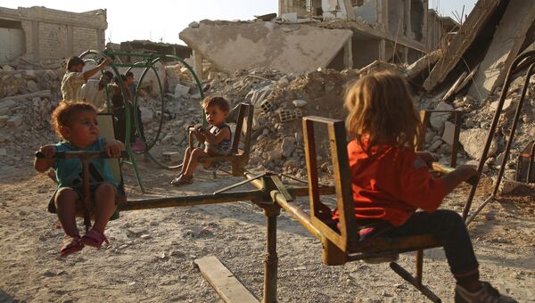 Дети играют на одной из улиц разрушенного города Дума, Сирия. Архивное фото