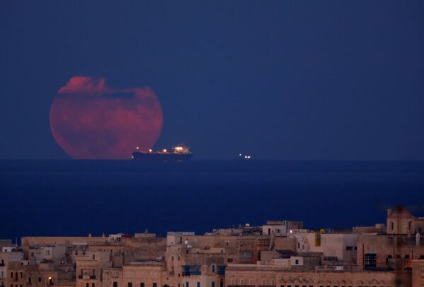 Нефтяной танкер на фоне полной луны в Валлетте, Мальта