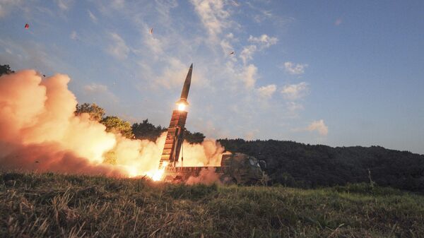 Запуск южнокорейской баллистической ракеты Hyunmoo II во время совместных учений США и Южной Кореи
