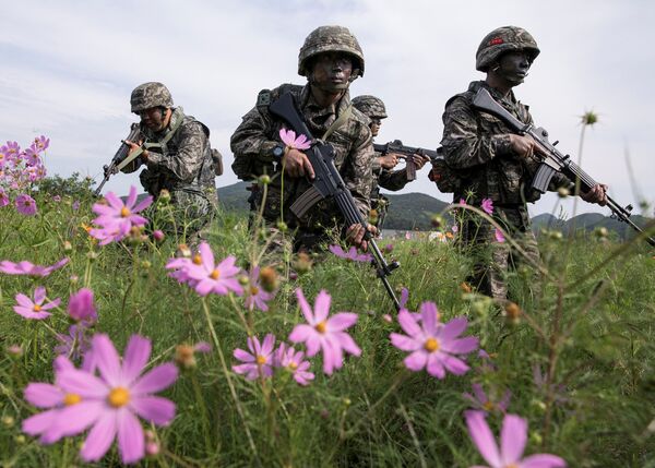 Южнокорейские морпехи во время военных учений на острове Пэннендо