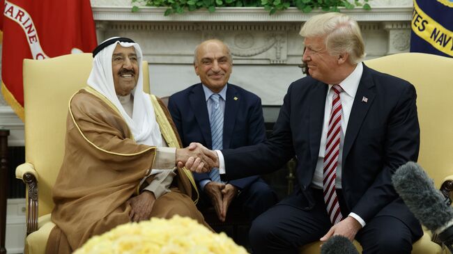 Дональд Трамп во время встречи с эмиром Кувейта — шейхом Сабахом аль-Ахмедом аль-Джабером ас-Сабахом в Овальном кабинете Белого дома. 7 сентября 2017