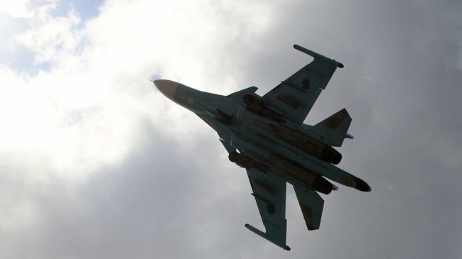 Российский истребитель-бомбардировщик Су-34 взлетает с авиабазы Хмеймим в Сирии