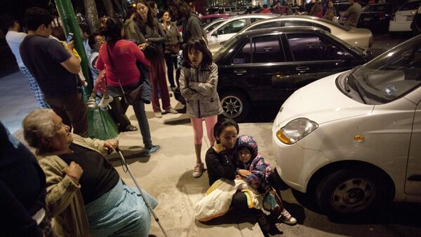 Люди собрались на улице в центре Мехико в процессе землетрясения