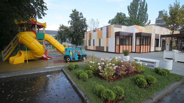 Детская площадка типового дома, предназначенного для переселения по программе реновации, в шоу-руме на ВДНХ в Москве