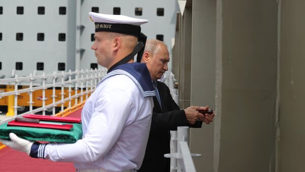 Владимир Путин во время посещения дальневосточного судостроительного комплекса Звезда закрепляет памятную табличку на закладной секции одного из судов. 8 сентября 2017