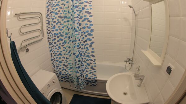 Ванная комната типовой 2-комнатной квартиры, предназначенной для переселения по программе реновации, в шоу-руме на ВДНХ в Москве