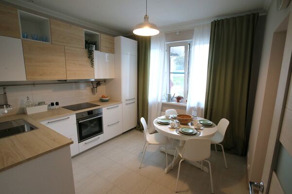 Кухня типовой 3-комнатной квартиры, предназначенной для переселения по программе реновации, в шоу-руме на ВДНХ в Москве