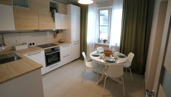 Кухня типовой 3-комнатной квартиры, предназначенной для переселения по программе реновации, в шоу-руме на ВДНХ в Москве