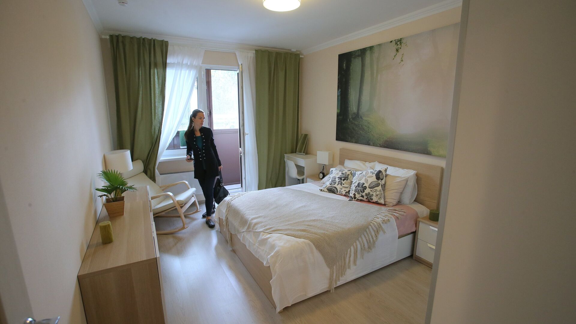 Спальня типовой 2-комнатной квартиры, предназначенной для переселения по программе реновации, в шоу-руме на ВДНХ в Москве - РИА Новости, 1920, 02.11.2020