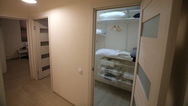 Прихожая типовой 3-комнатной квартиры, предназначенной для переселения по программе реновации, в шоу-руме на ВДНХ в Москве