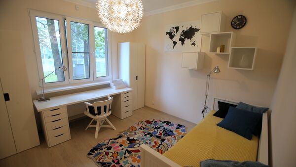 Спальная типовой 3-комнатной квартиры, предназначенной для переселения по программе реновации, в шоу-руме на ВДНХ в Москве