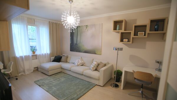 Гостиная типовой 2-комнатной квартиры, предназначенной для переселения по программе реновации, в шоу-руме на ВДНХ в Москве