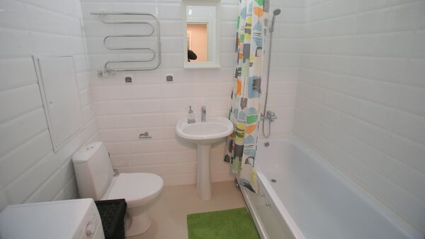 Ванная комната типовой 1-комнатной квартиры, предназначенной для переселения по программе реновации, в шоу-руме на ВДНХ в Москве