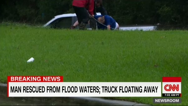 Корреспондент CNN спасает мужчину из машины