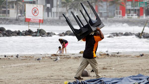 Мужчина на пляже в предверии урагана Катя в Веракрусе, Мексика. 7 сентября 2017