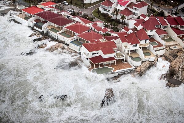 Последствия урагана Ирма на острове Сен-Мартен в Карибском море