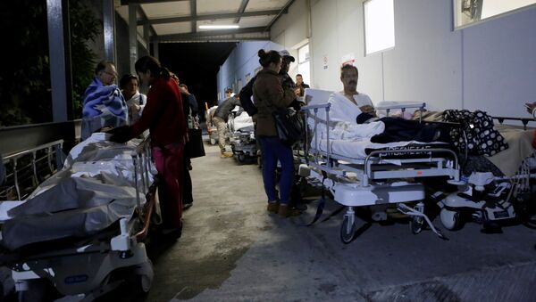 Пациенты около Института социального обеспечения и услуг для государственных работников после землетрясения, ударившегося с южного побережья Мексики в конце четверга в Пуэбла, Мексика. 8 сентября 2017