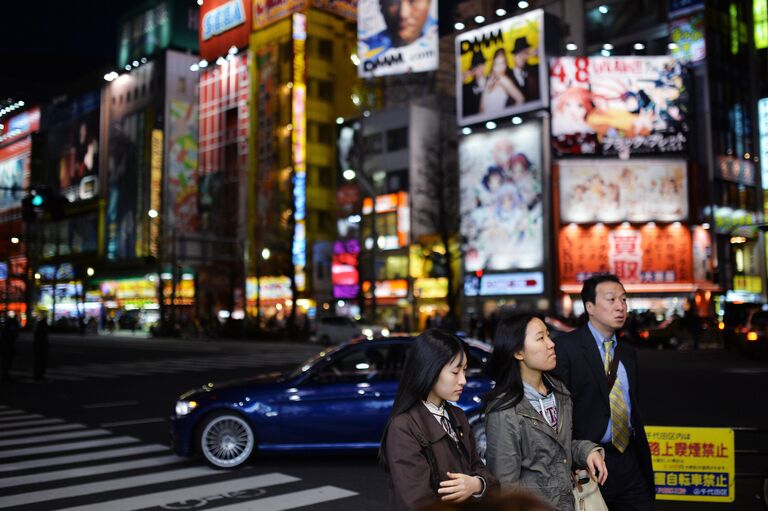 Жители Токио на одной из улиц город