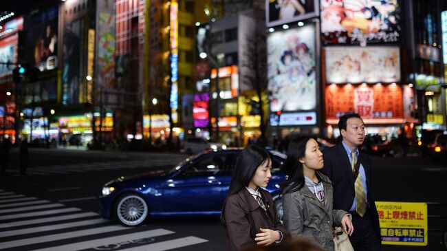 Жители Токио на одной из улиц города. Архивное фото