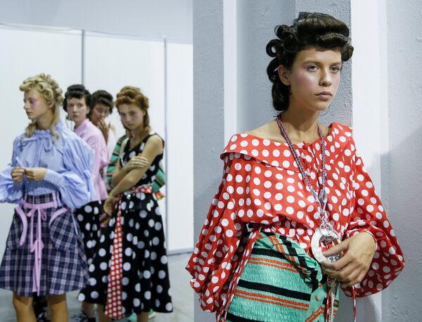 Модели за кулисами во время показа в рамка Недели моды в Киеве