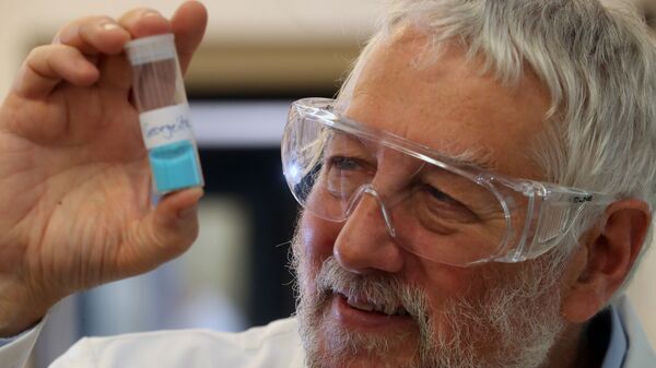 Профессор Грэм Хатчинс держит в руке пробирку с катализатором, позволяющим производить спирт из воздух