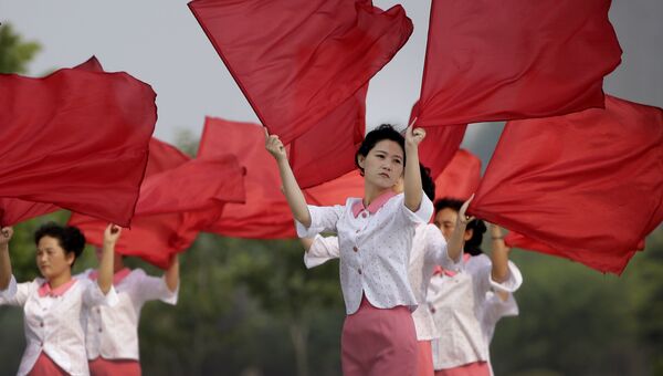 Девушки с флагами на улице Пхеньяна. Архивное фото