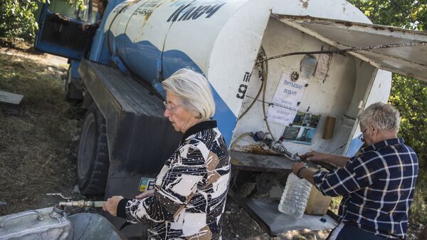 Жители Луганска набирают в канистры питьевую воду