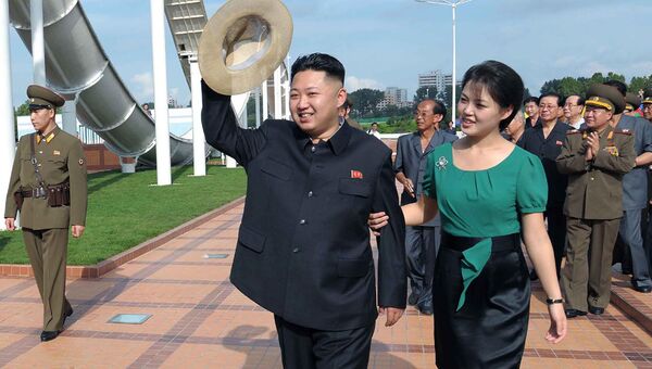 Лидер КНДР Ким Чен Ын с супругой
