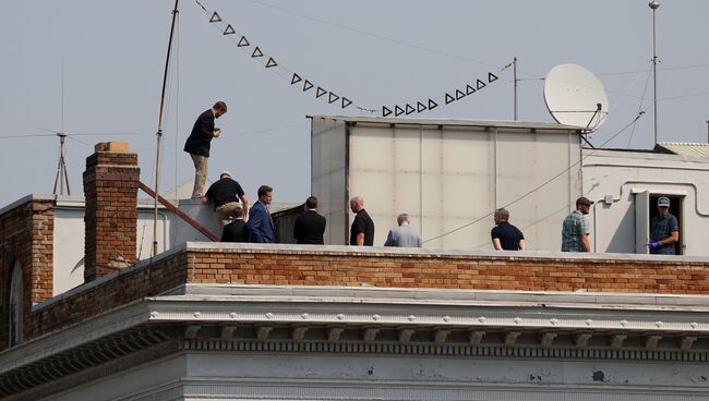 Люди на крыше здания Генерального консульства России в Сан-Франциско. 2 сентября 2017