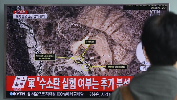 Мужчина смотрит новости на Сеульском вокзале, сообщающие о ядерных испытаниях КНДР, проводимых в недрах горы Мантапсан. Архивное фото
