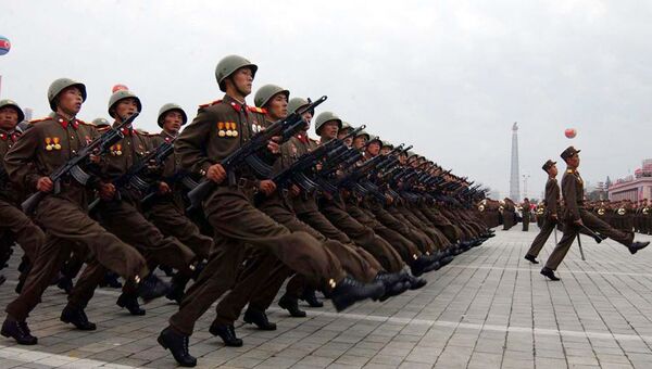 Северокорейские военнослужащие маршируют на площади Ким Ир Сена во время празднования Дня образования КНДР в Пхеньяне