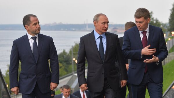 Президент РФ Владимир Путин во время осмотра набережной реки Камы в Перми. 8 сентября 2017