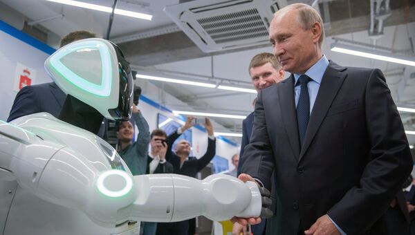 Владимир Путин во время посещения АО ЭР-Телеком Холдинг в Перми осматривает экспозиции предприятий малого и среднего бизнеса, работающих в сфере цифровой экономики. 8 сентября 2017