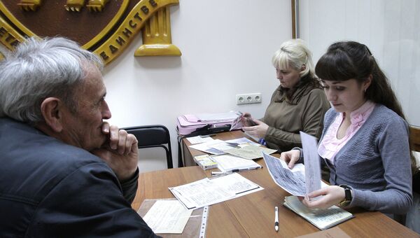 Жители Симферополя сдают документы на выдачу паспортов граждан Российской Федерации. Архивное фото