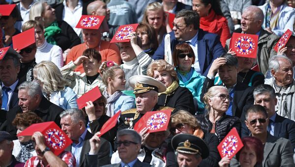 Зрители на церемонии открытия Дня города на Красной площади в Москве. 9 сентября 2017