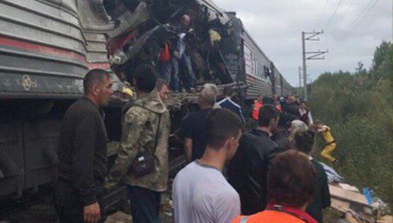 На месте столкновения пассажирского поезда и грузовика в Ханты-Мансийском автономном округе. 9 сентября 2017