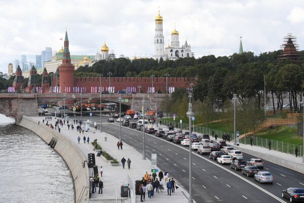 Вид на Большой Москворецкий мост и набережную Москвы-реки. 9 сентября 2017
