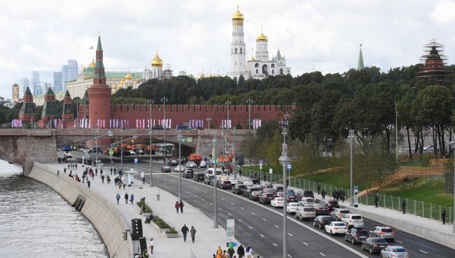 Вид на Большой Москворецкий мост и набережную Москвы-реки. 9 сентября 2017