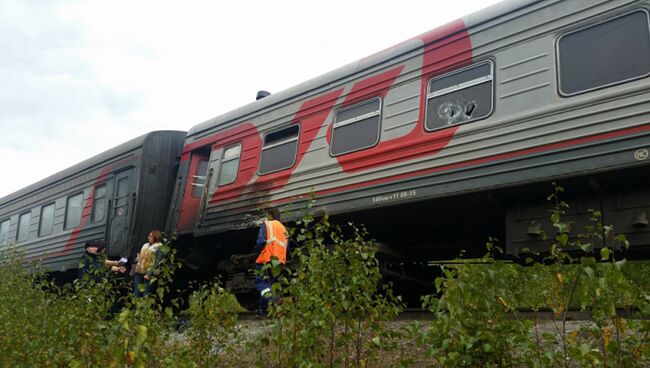 На месте столкновения пассажирского поезда и грузовика в Ханты-Мансийском автономном округе. 9 сентября 2017