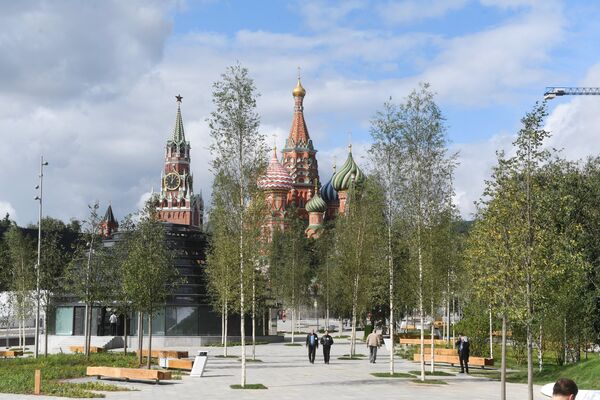 Вид на Спасскую башню Московского кремля и собор Василия Блаженного со стороны парка Зарядье в Москве. 9 сентября 2017