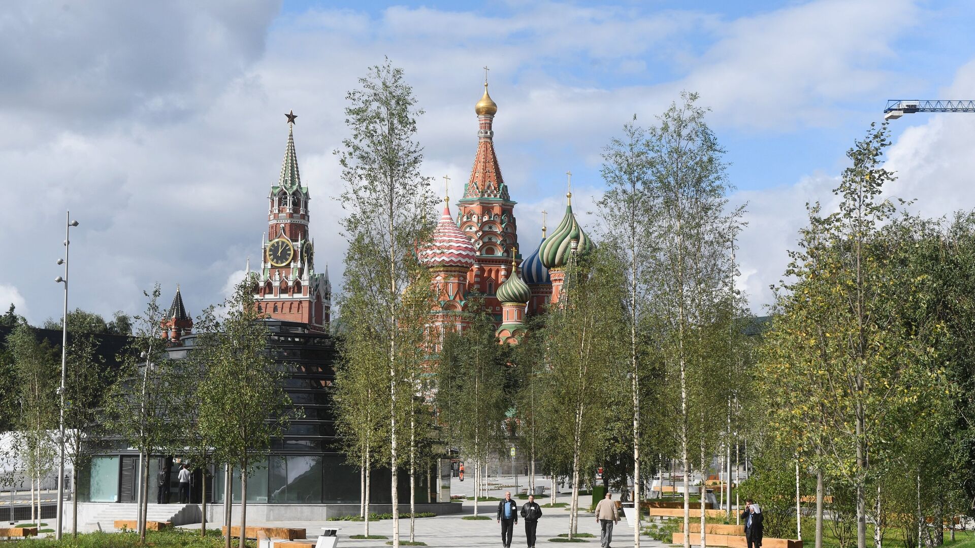 Вид на Спасскую башню Московского кремля и собор Василия Блаженного со стороны парка Зарядье в Москве. 9 сентября 2017 - РИА Новости, 1920, 22.09.2020