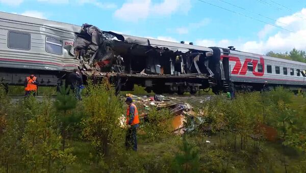 Пассажирский поезд столкнулся с грузовиком в Югре. Кадры с места ЧП