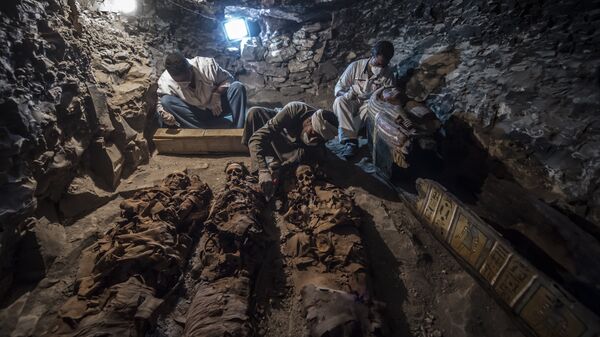 Археологи ведут раскопки в гробнице на западном берегу Нила в районе Луксора, Египет. 9 сентября 2017