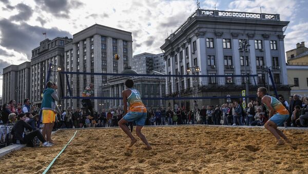 Пляжный волейбол во время празднования Дня города в Москве. 9 сентября 2017