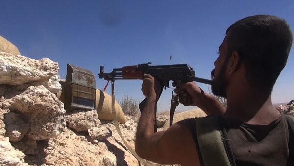 Бойцы сирийской армии во время операции по деблокированию авиабазы Дейр-эз-зор в районе господствующей высоты Аллуш
