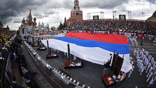 Флаг Российской Федерации на церемонии открытия Дня города на Красной площади в Москве. Архивное фото